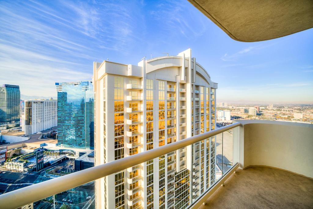 1BR Elite Penthouse Suite Mountain View Balcony