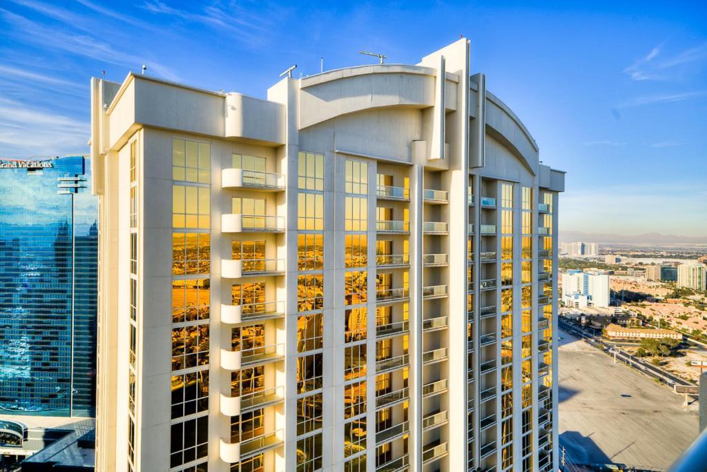 1BR Elite Penthouse Suite Mountain View Balcony