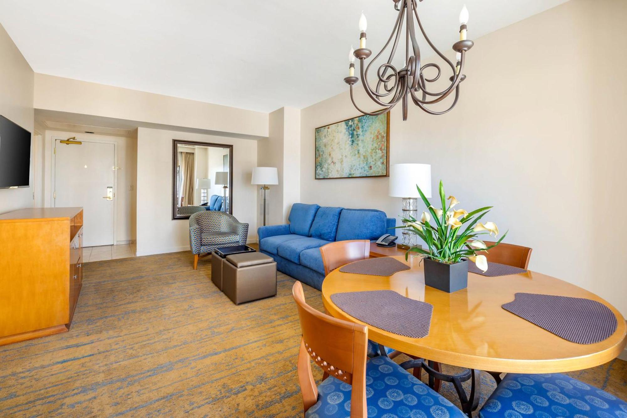 1 BEDROOM 1 KING DELUXE SUITE ACCESSIBLE TUB