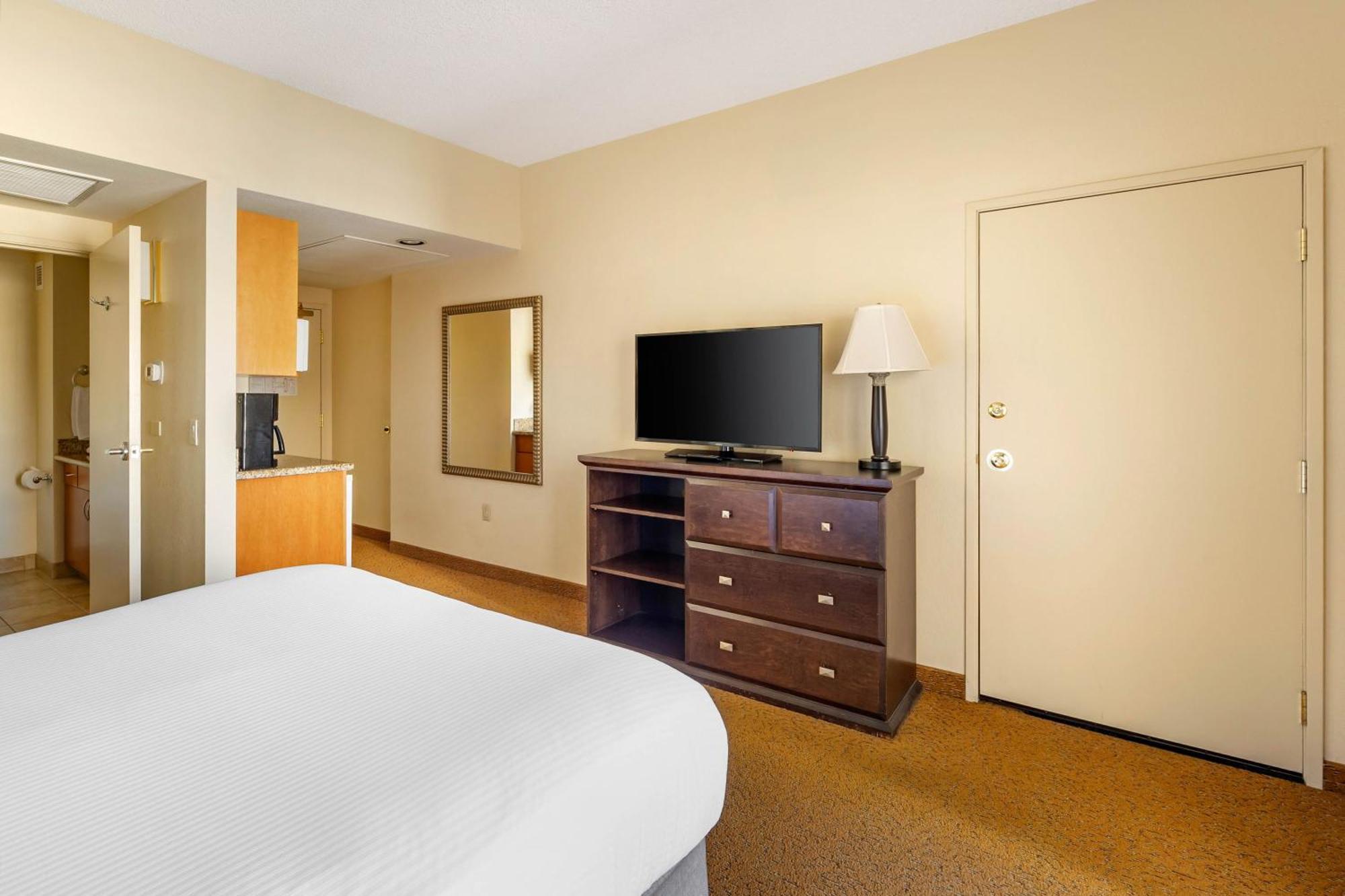 STUDIO 1 QUEEN MURPHY BED BALCONY