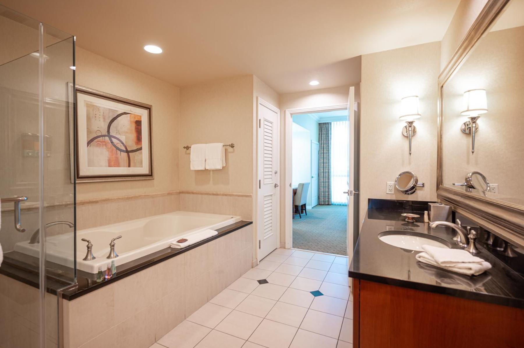 1BR Elite Penthouse Suite Mountain View Balcony