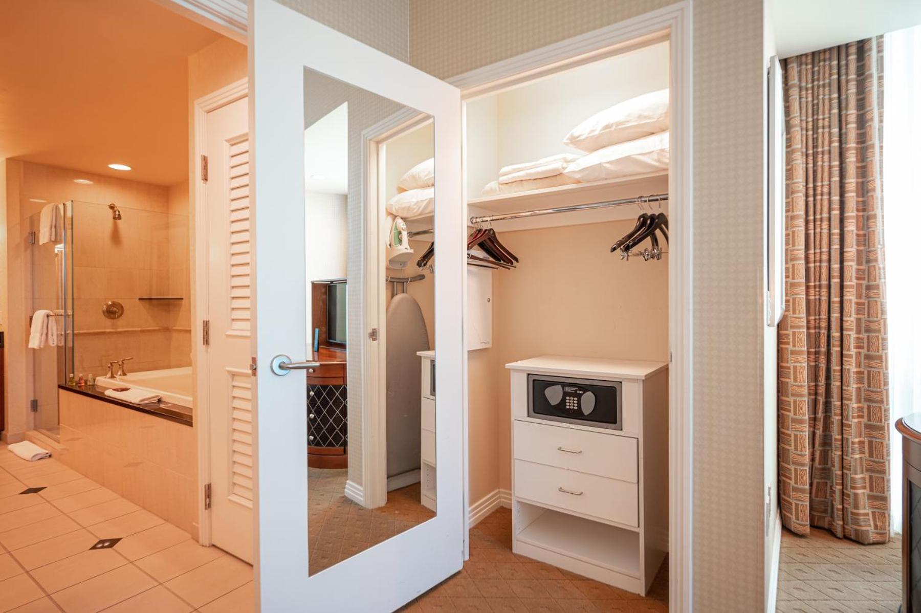 1BR Elite Penthouse Suite Mountain View Balcony