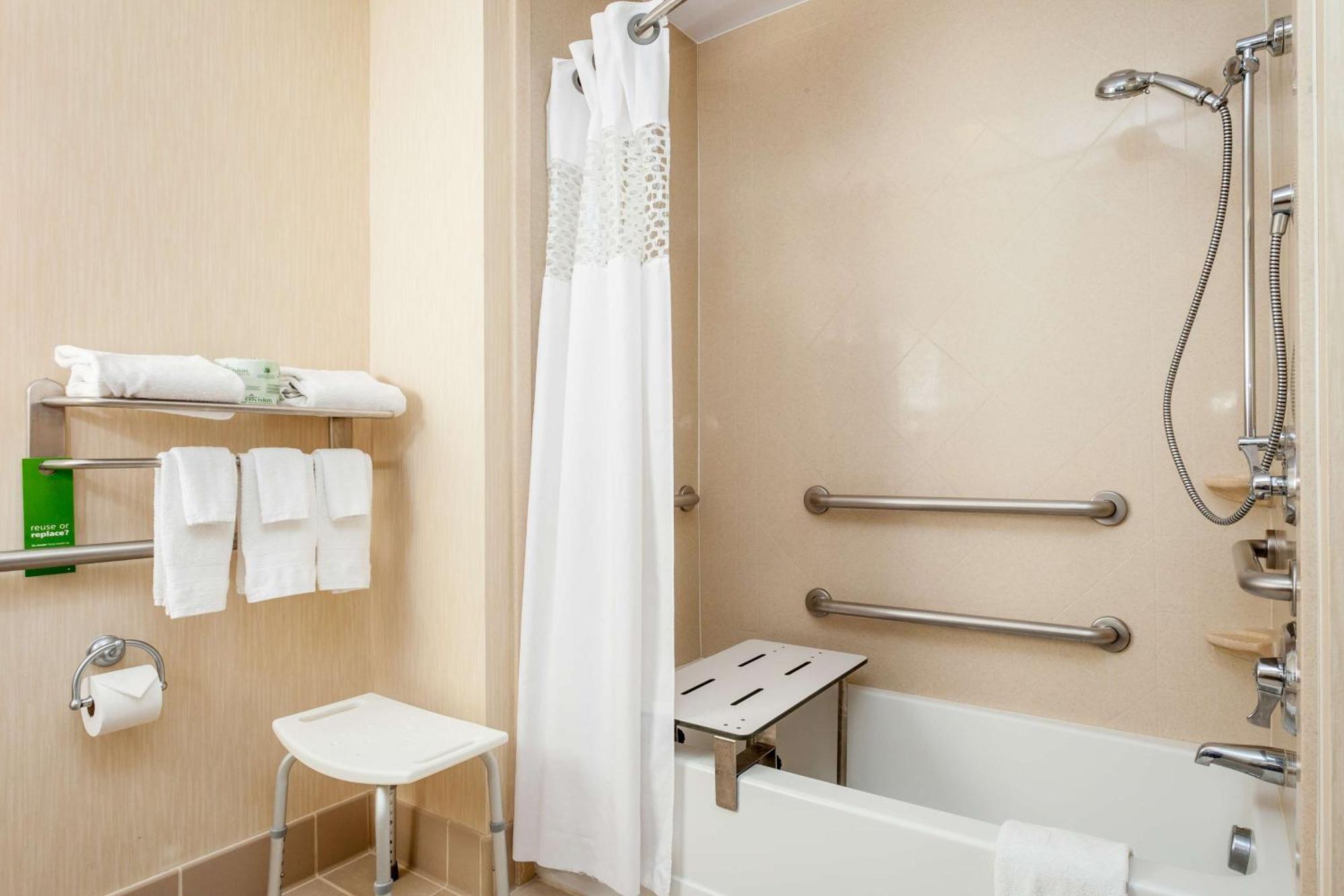 Chambre Double avec 2 Lits Queen-Size et Baignoire - Accessible aux Personnes à Mobilité Réduite