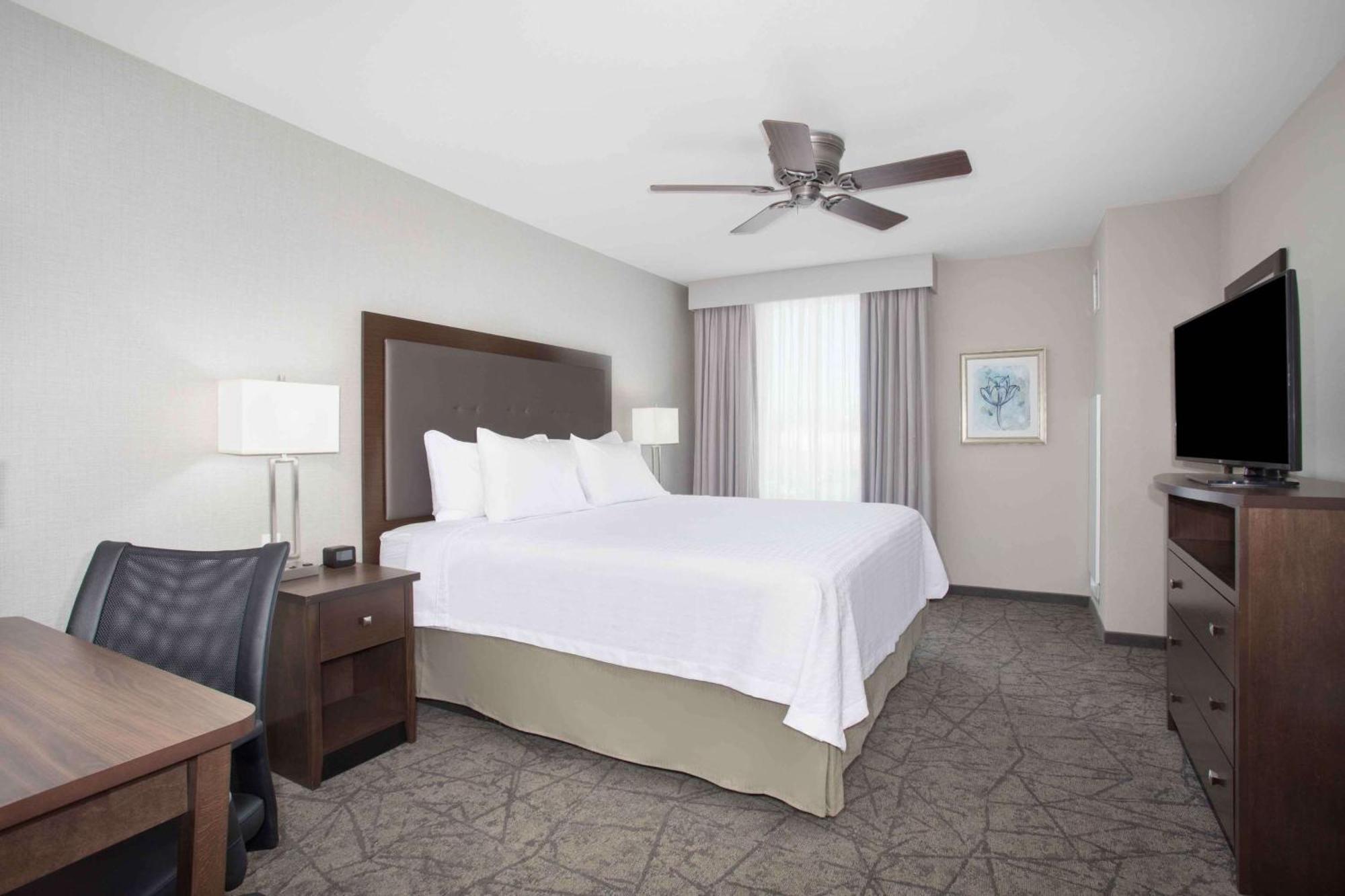 One-Bedroom King Suite - Non-Smoking,1551640732:JPEG