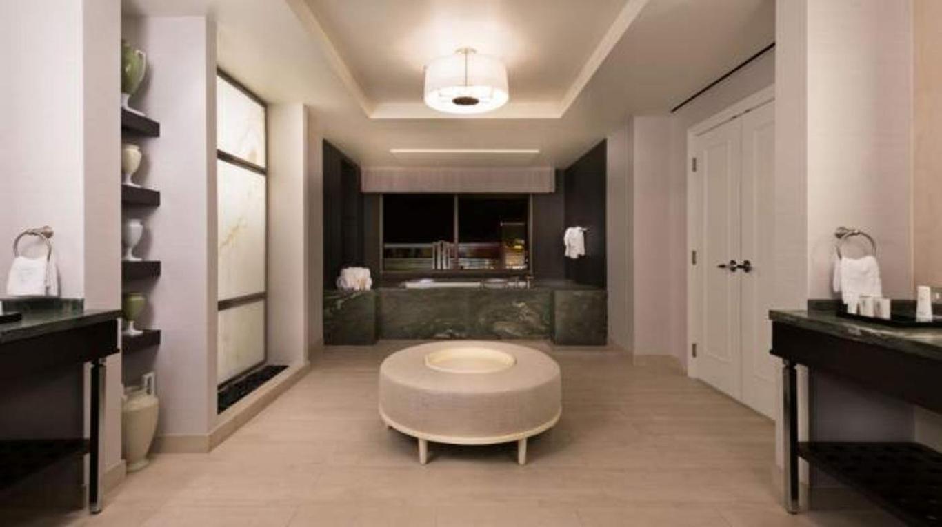 Octavius Premium Suite 1 King Bed 2 Queen Bedroom