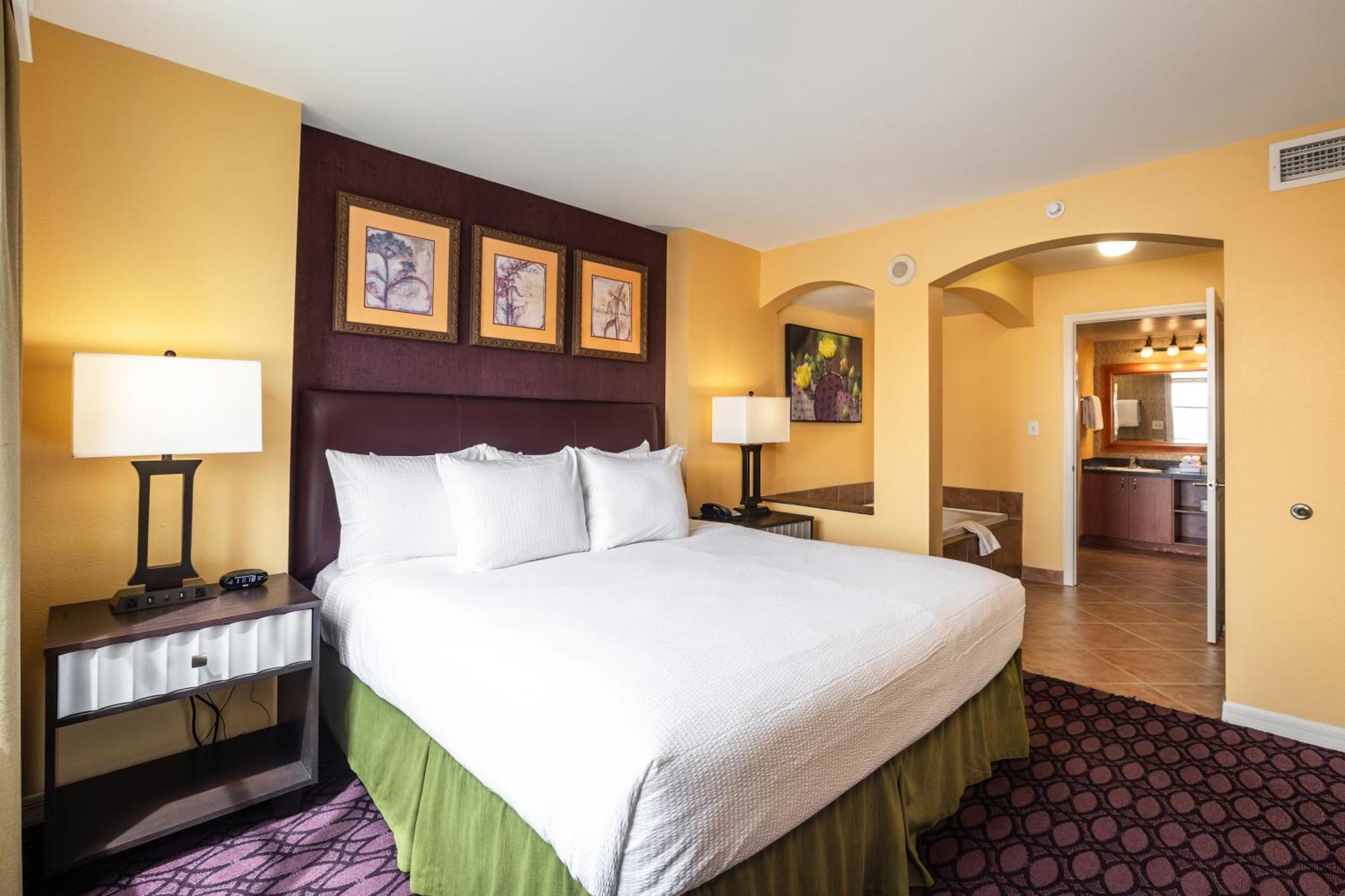 Suite mit Kingsize-Bett und Poolblick