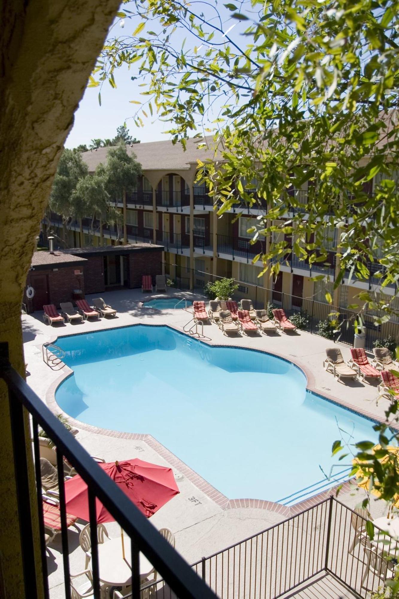 Chambre avec 2 Lits Queen-Size - Vue Piscine