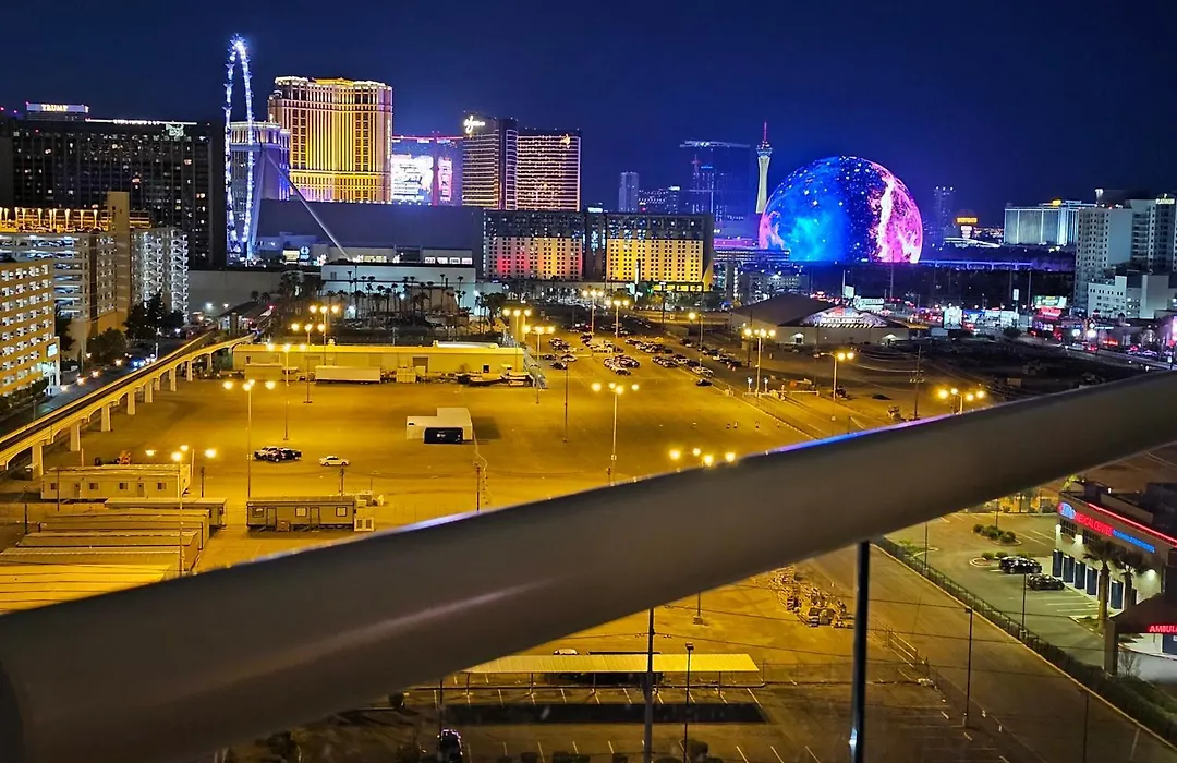 Strip & Sphere View - Separate Living Room - 2 Full Bath - Full Kitchen - Balcony - 900 Sqft - Mgm Signature-1