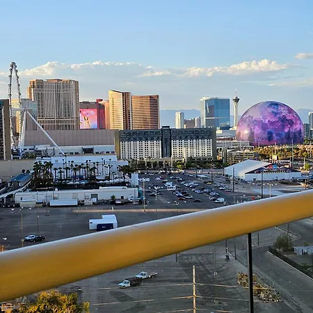 Strip & Sphere View - Separate Living Room - 2 Full Bath - Full Kitchen - Balcony - 900 Sqft - Mgm Signature-2